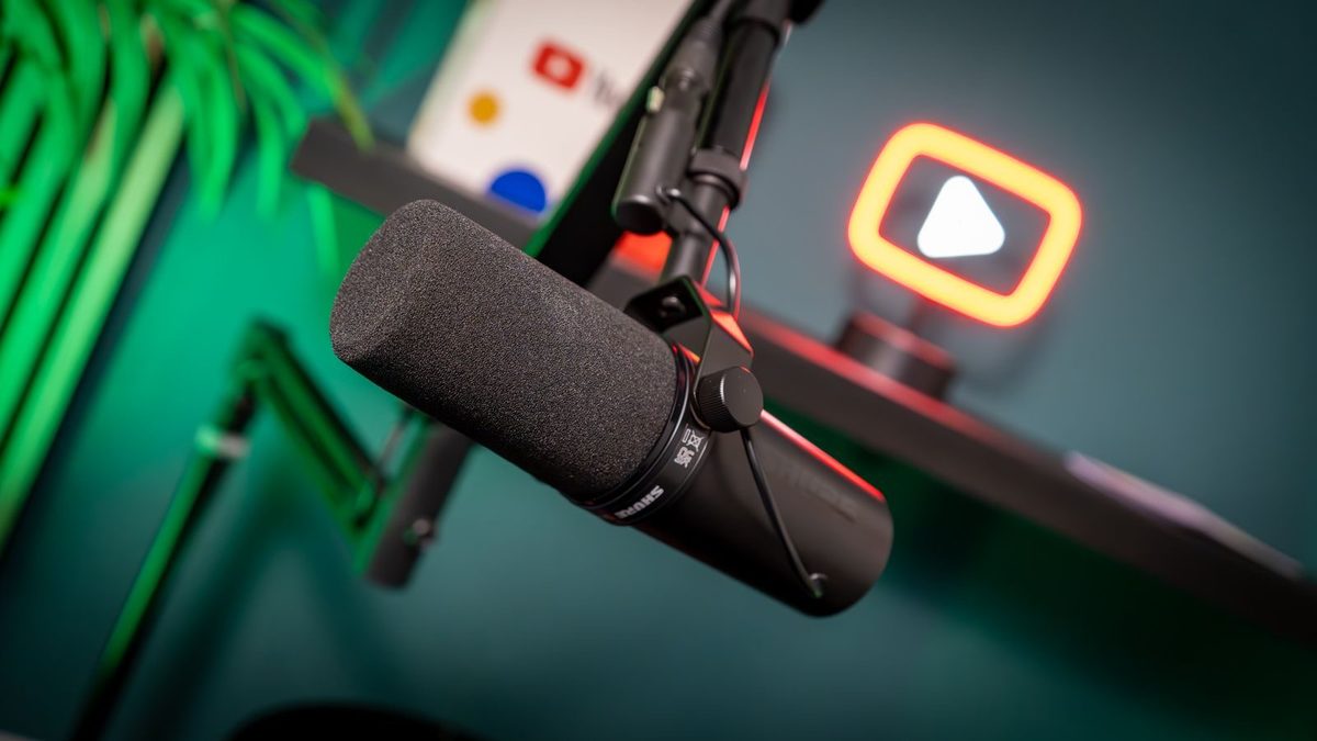 Shure-Mikrofon im Podcast Studio Bremen mit Play-Symbol im Hintergrund