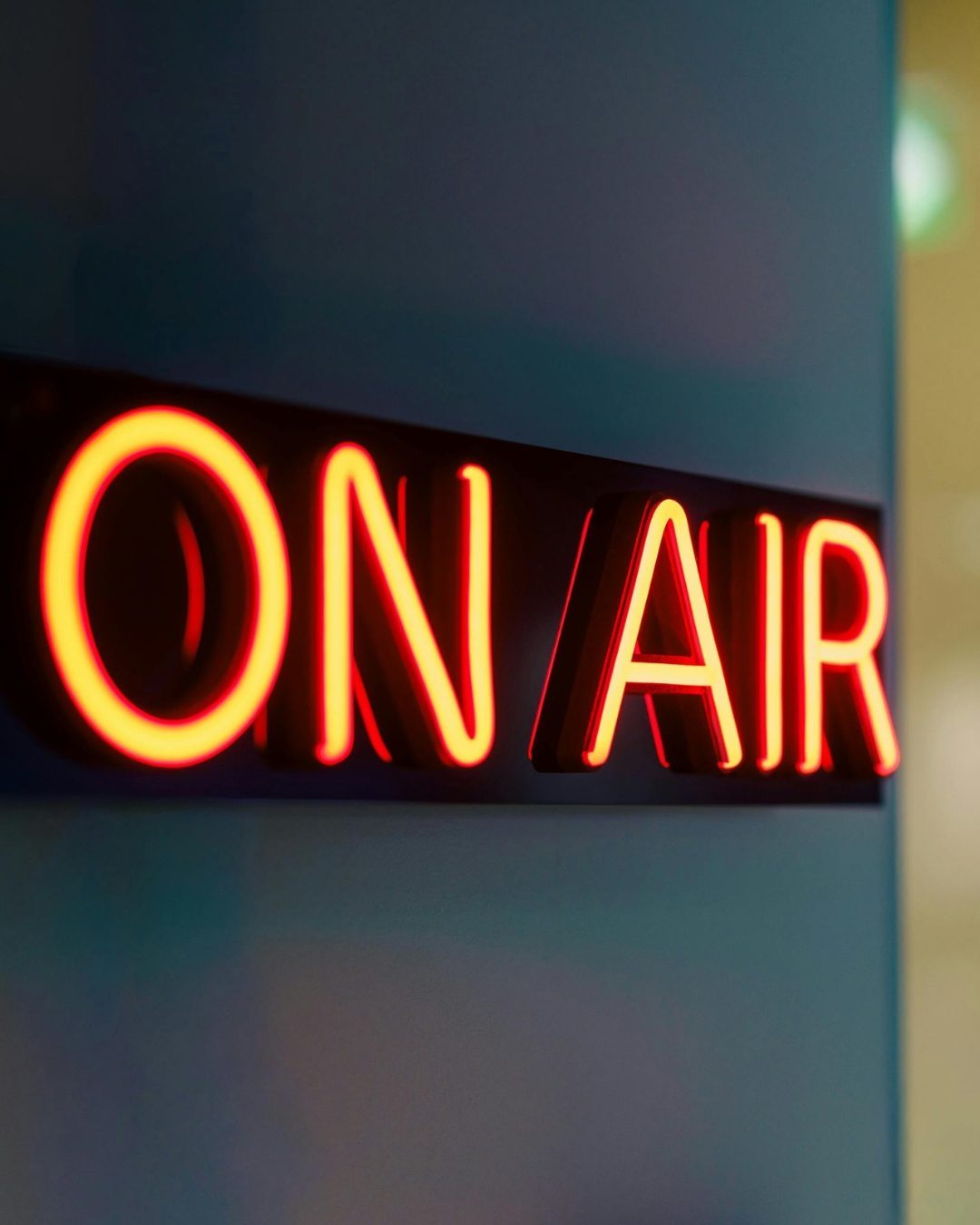 Rotes On-Air-Leuchtschild im Podcast Studio Bremen