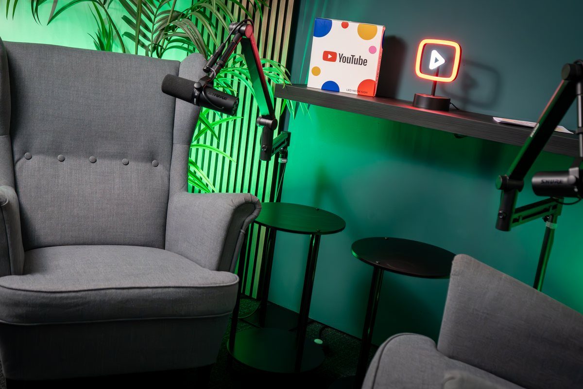 Zwei Aufnahmeplätze mit Shure-Mikrofonen und Kameras im Video-Podcast-Studio Bremen