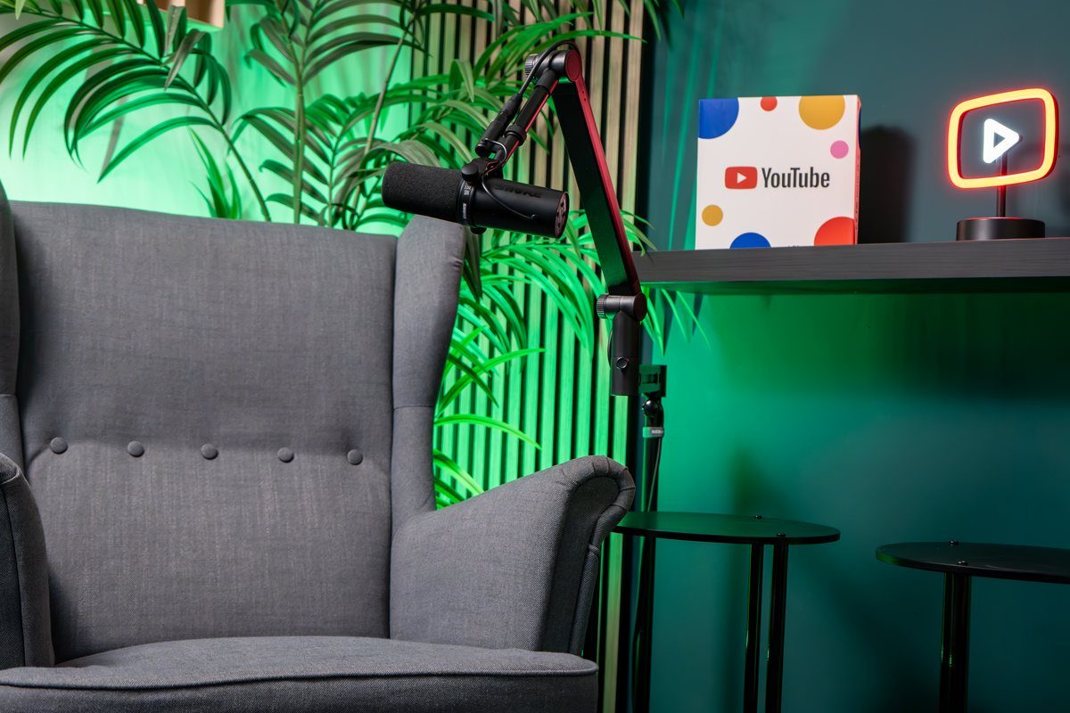 Aufnahmeplatz mit Sessel, Tisch und YouTube-Deko im Podcast Studio Bremen