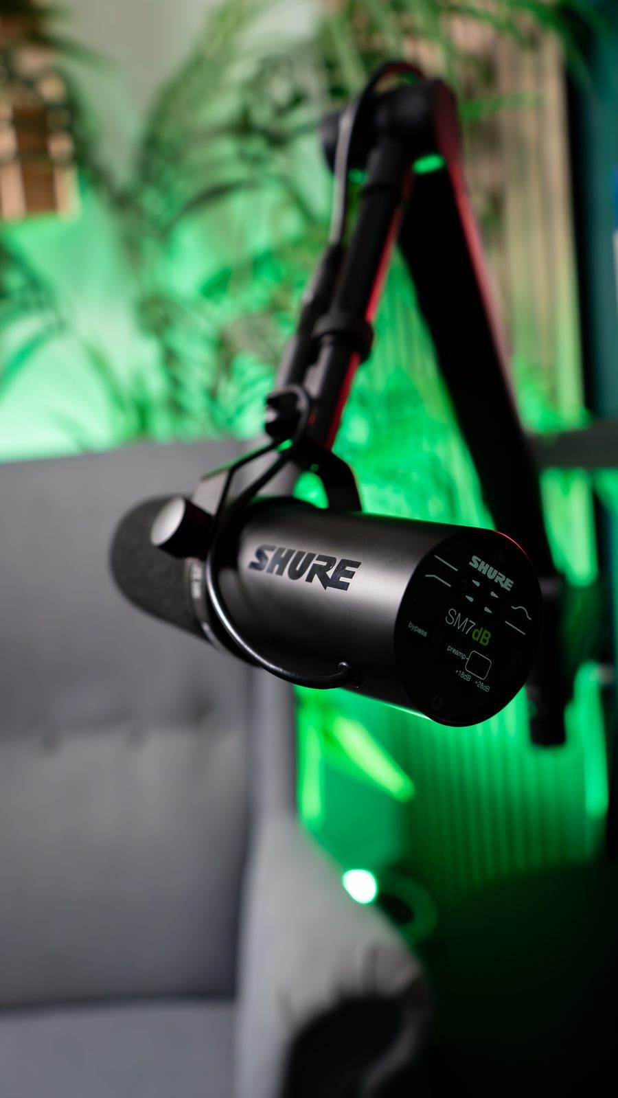 Sprecherin am Mikrofon im Podcast Studio Bremen