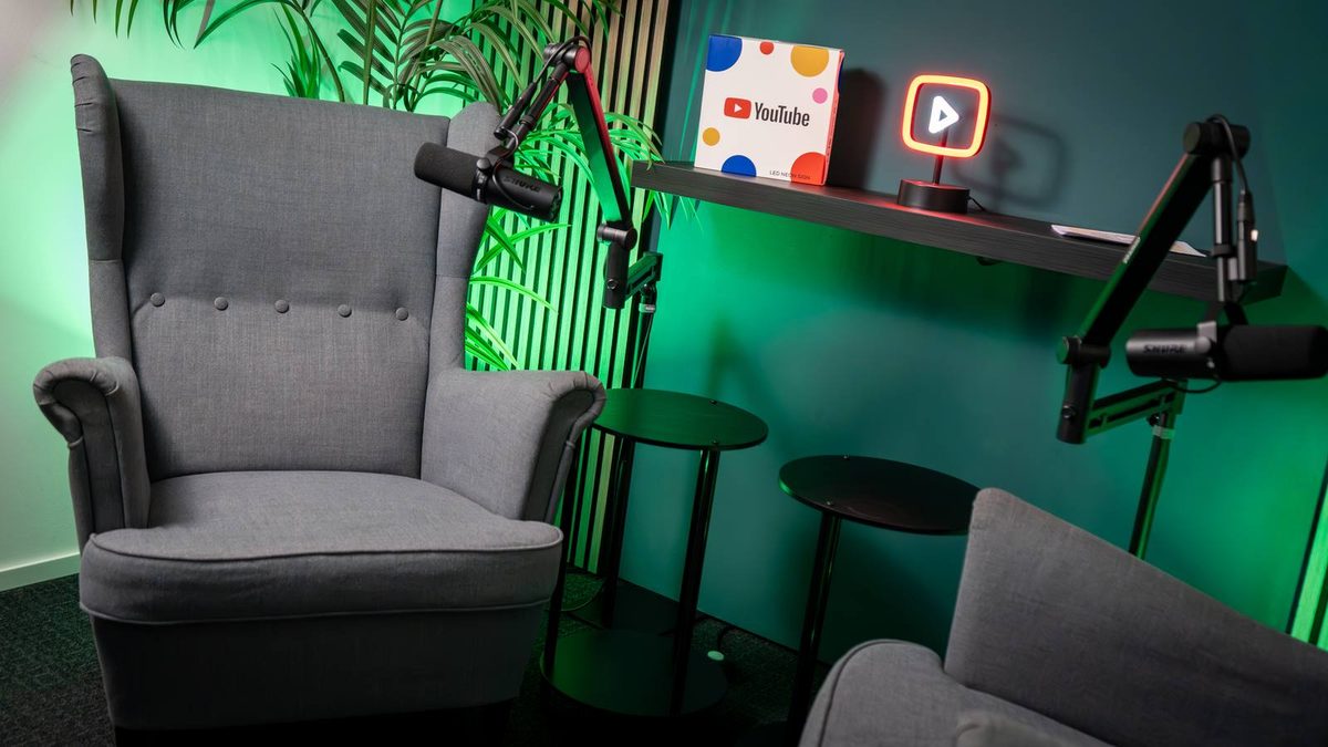 Blick in den Aufnahmeraum des Podcast Studios Bremen mit zwei Sprecherplätzen