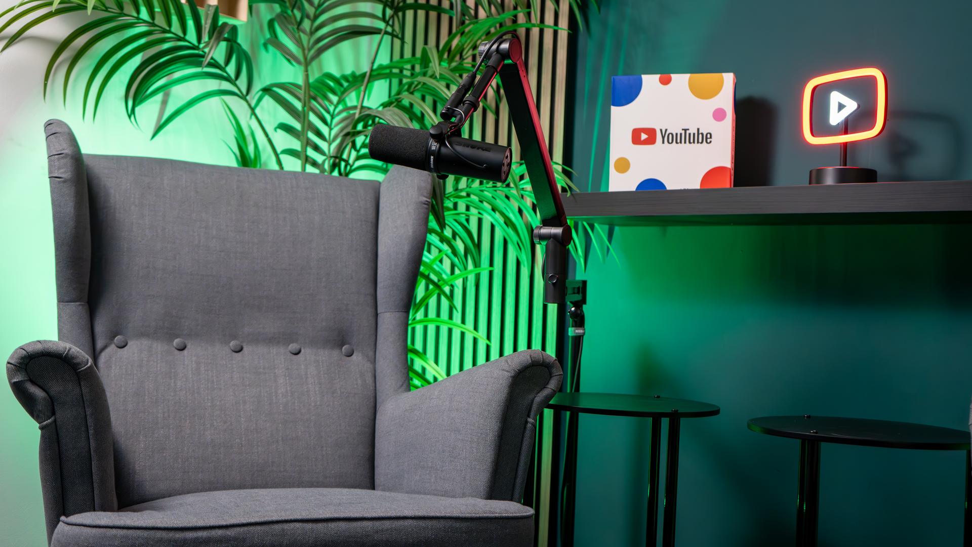 Podcast Studio Bremen – Sessel, Mikrofon und smaragdgrüne Beleuchtung